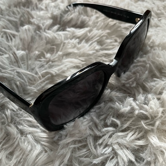 Authentic Burberry sunglasses with case and box - Picture 2 of 8